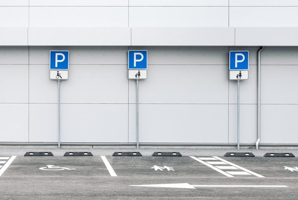Bornes escamotables de parking automatique et bornes manuelles : lesquelles choisir ?